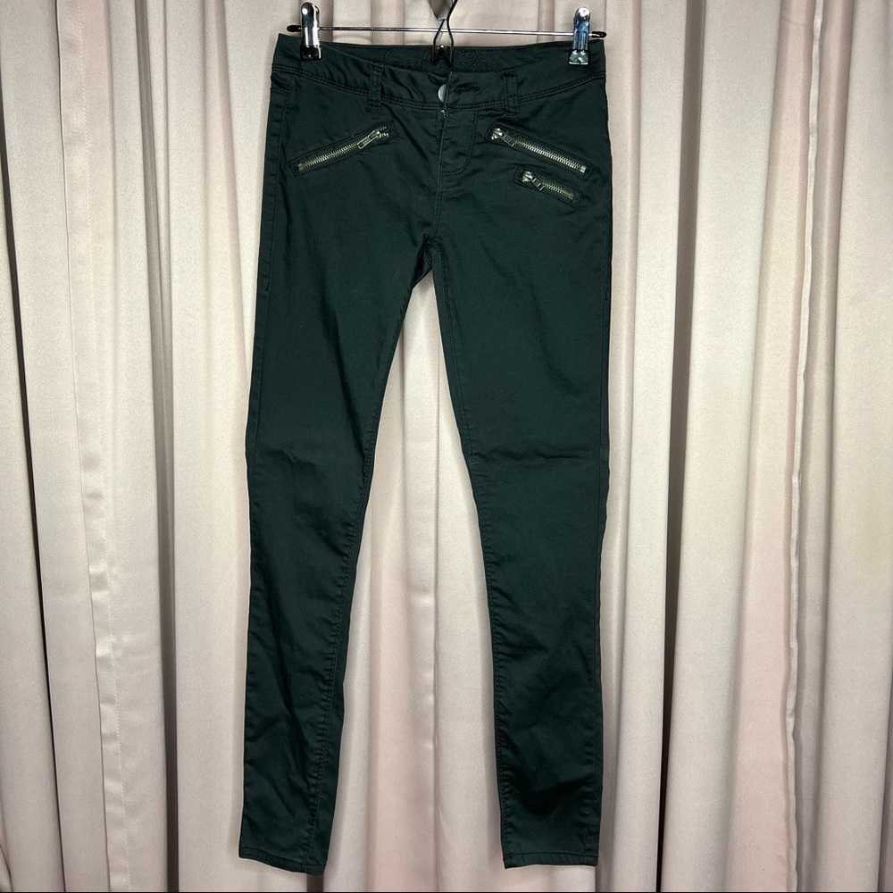 Black zippered jegging pant